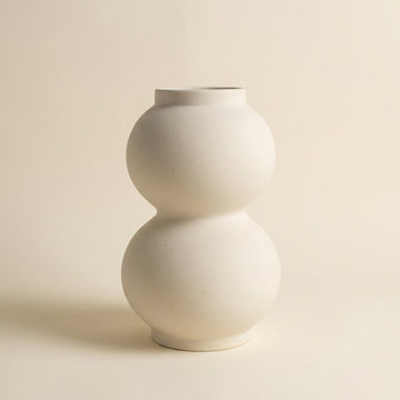 Skulpturale Vase in Naturtönen